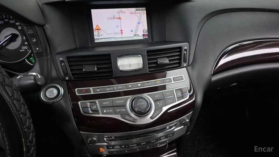 Infiniti M