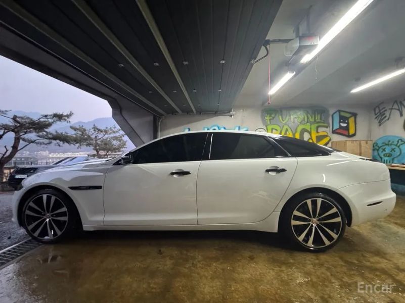 Jaguar XJ