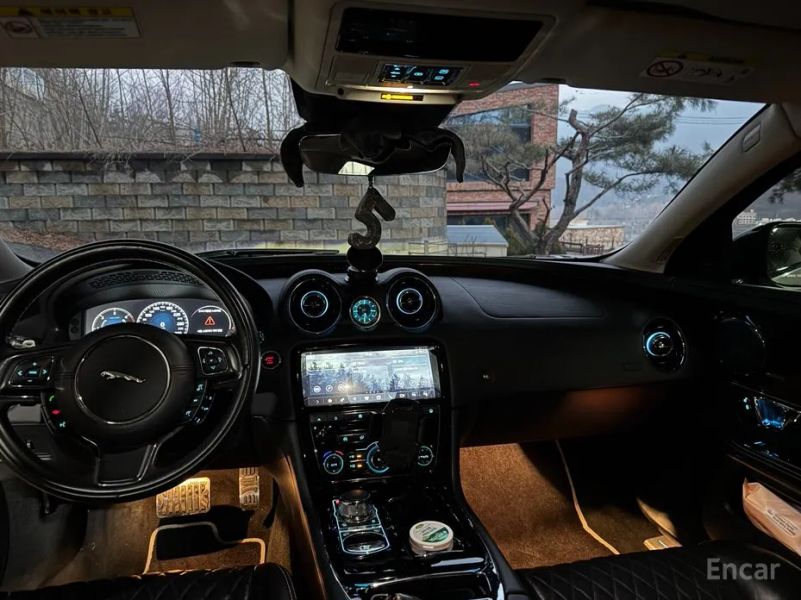 Jaguar XJ