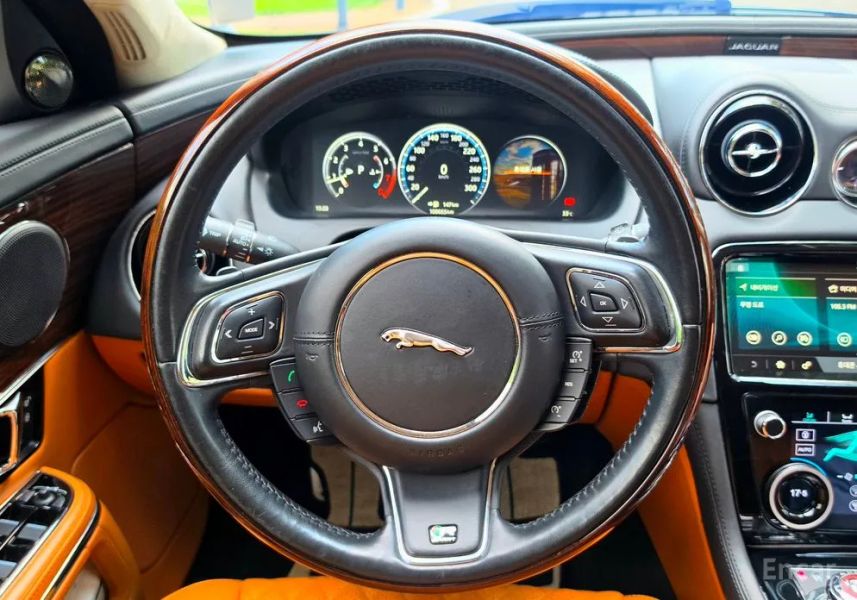Jaguar XJ