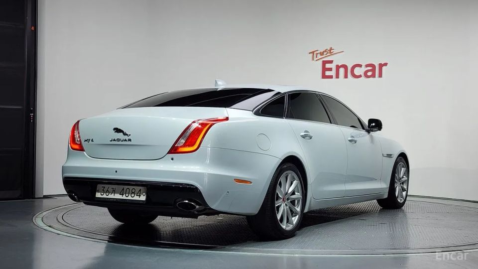 Jaguar XJ
