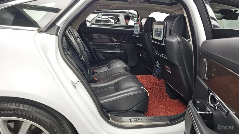 Jaguar XJ
