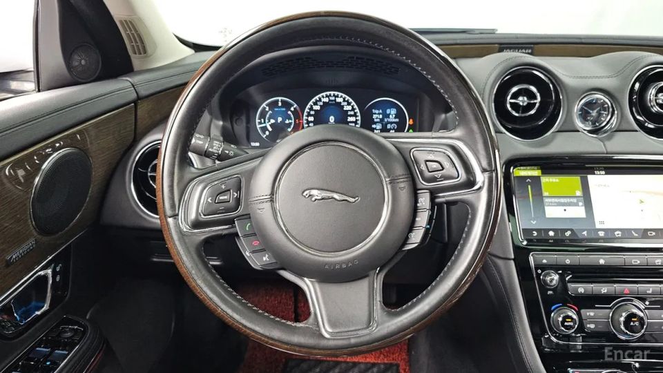 Jaguar XJ