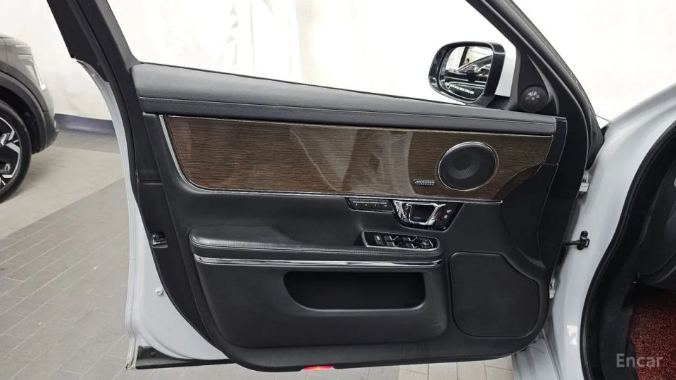 Jaguar XJ