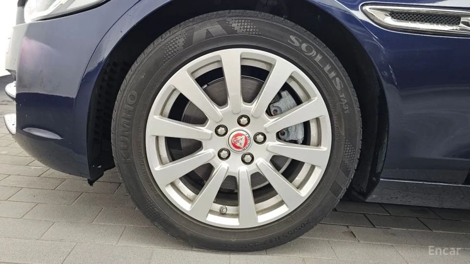 Jaguar XE