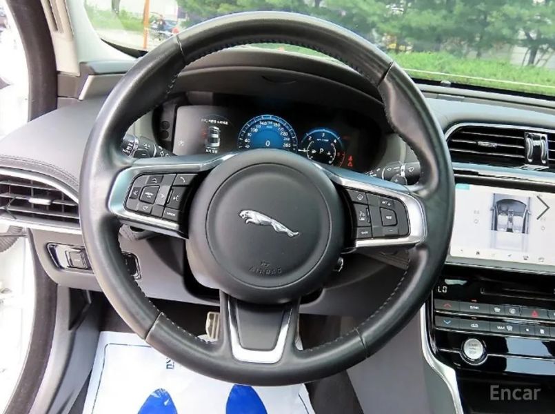 Jaguar XE