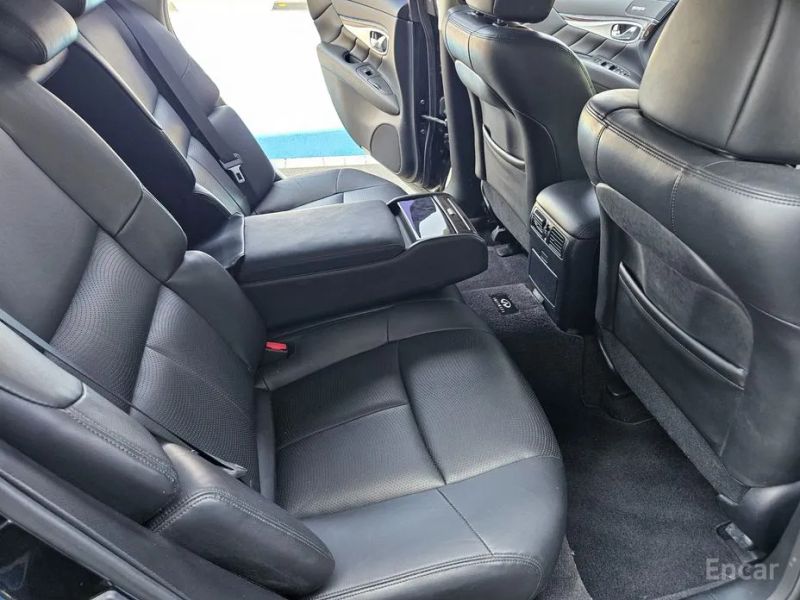 Infiniti M