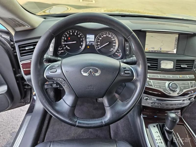 Infiniti M