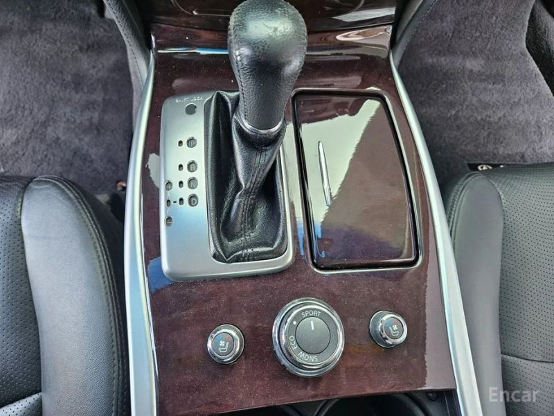 Infiniti M