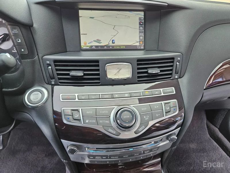 Infiniti M