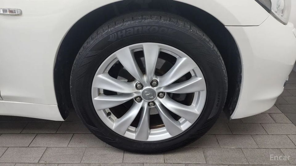 Infiniti M
