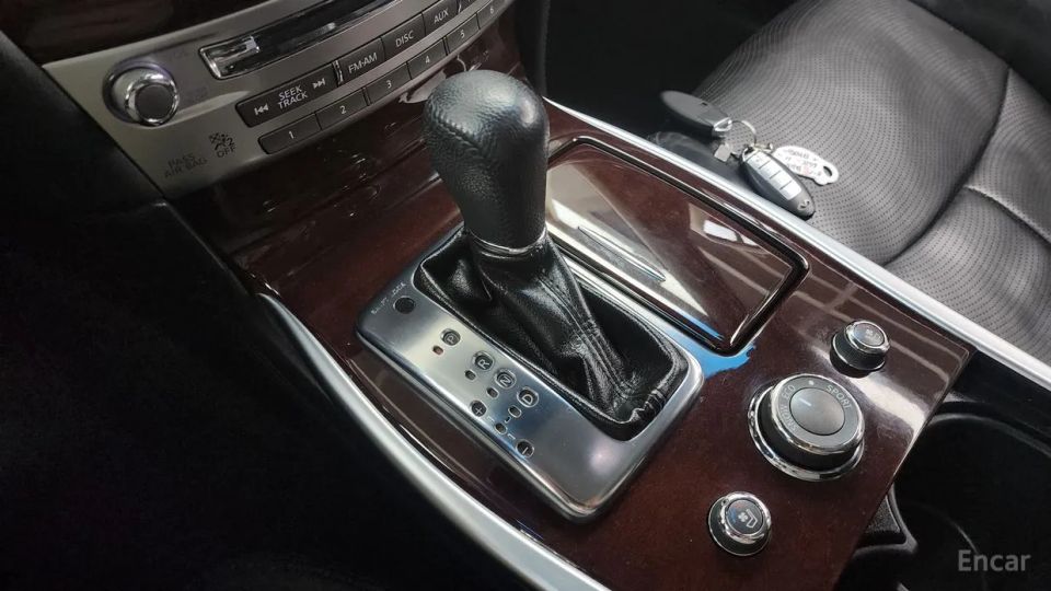 Infiniti M