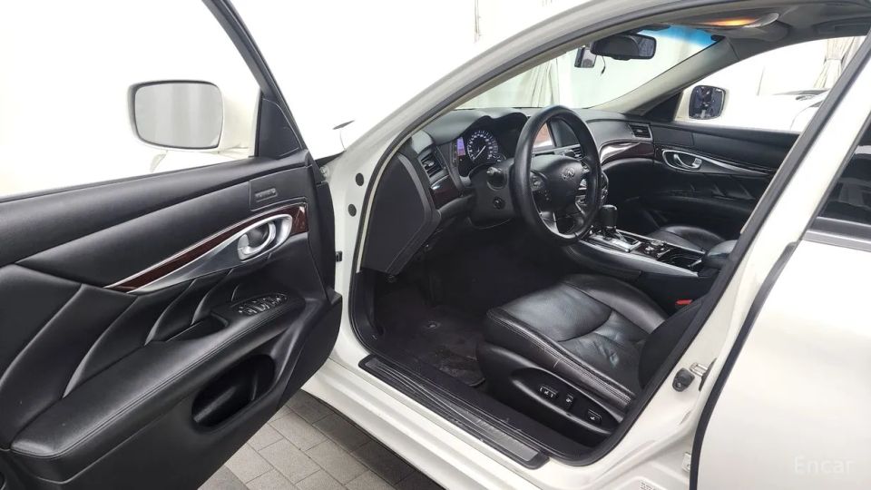 Infiniti M