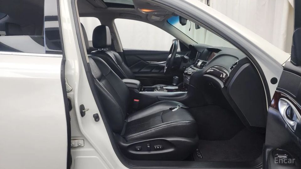Infiniti M