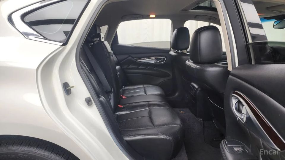 Infiniti M