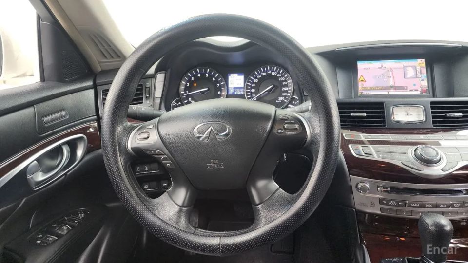 Infiniti M