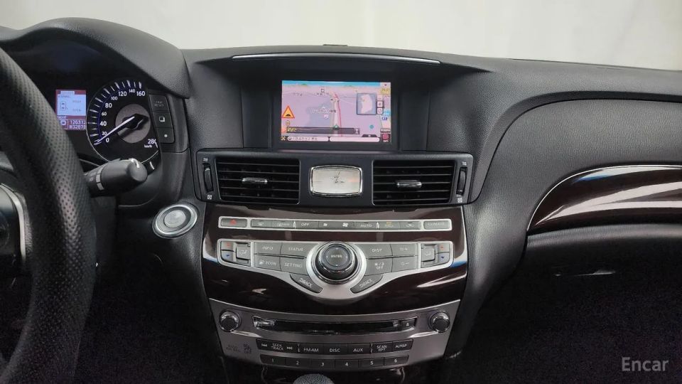 Infiniti M