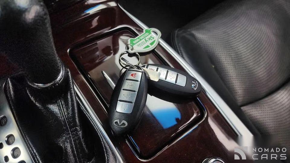 Infiniti M