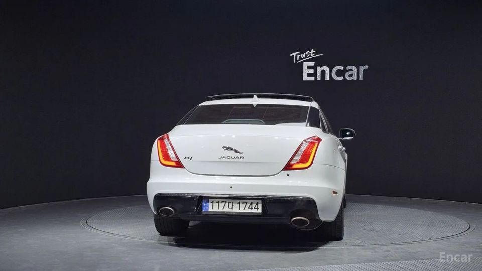 Jaguar XJ