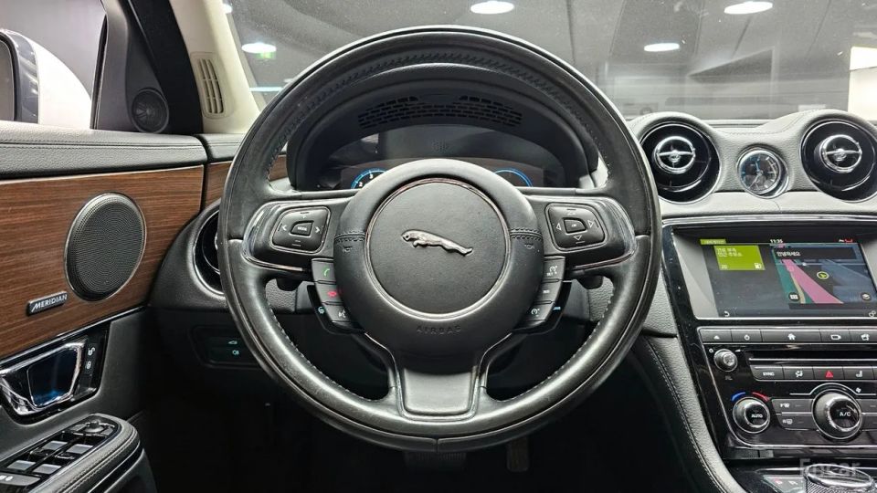Jaguar XJ