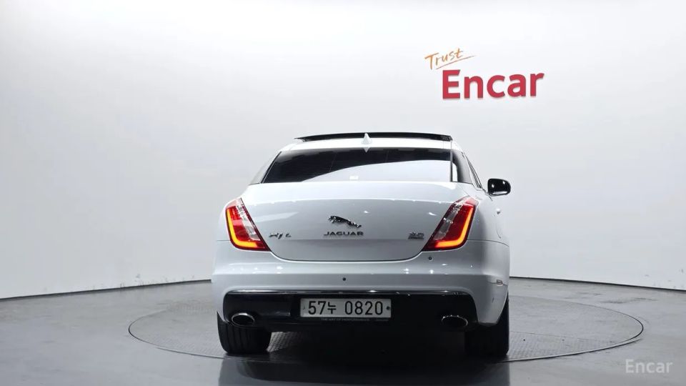 Jaguar XJ