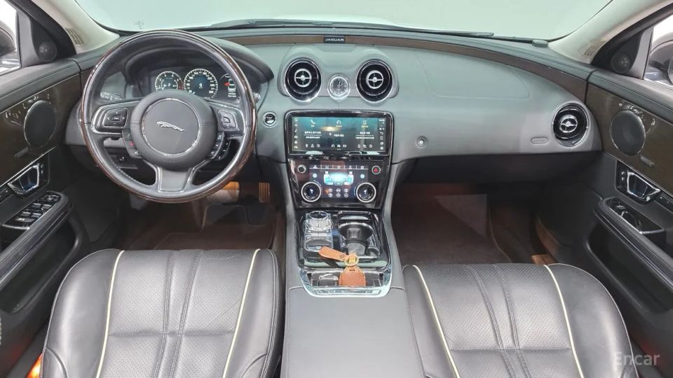 Jaguar XJ