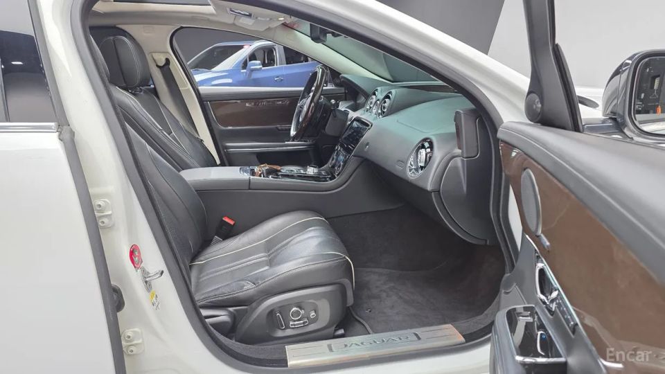 Jaguar XJ