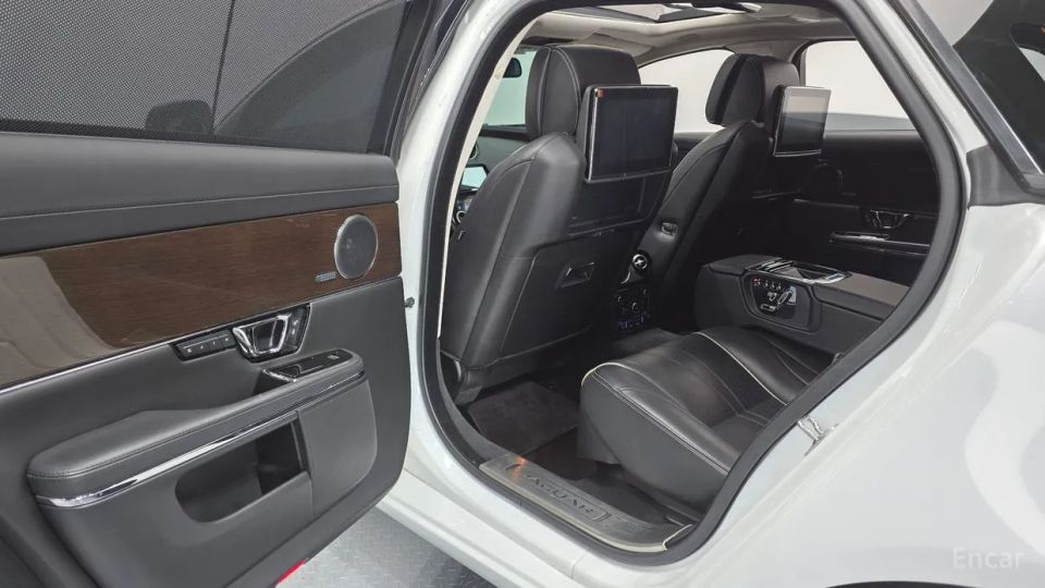 Jaguar XJ