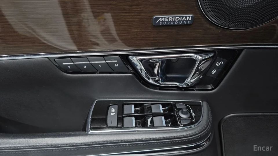 Jaguar XJ