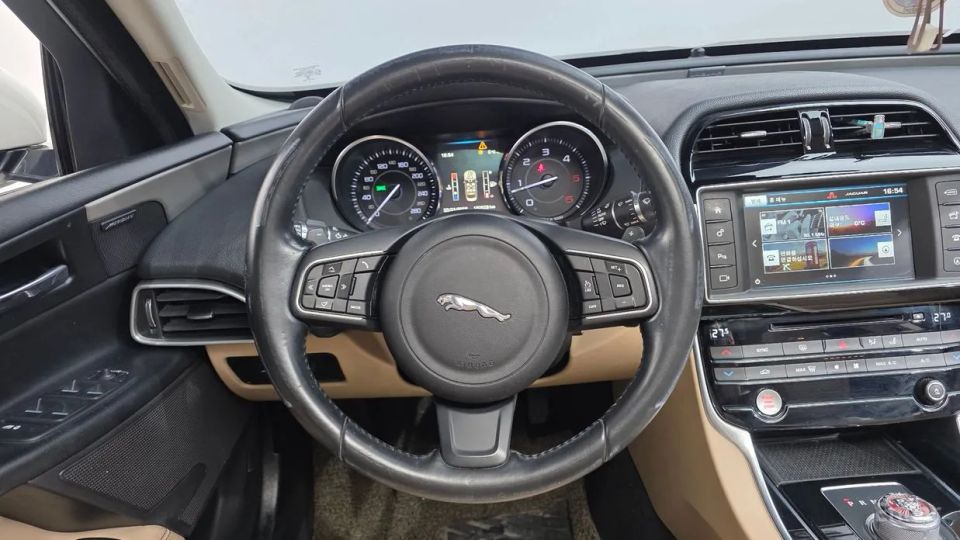 Jaguar XE