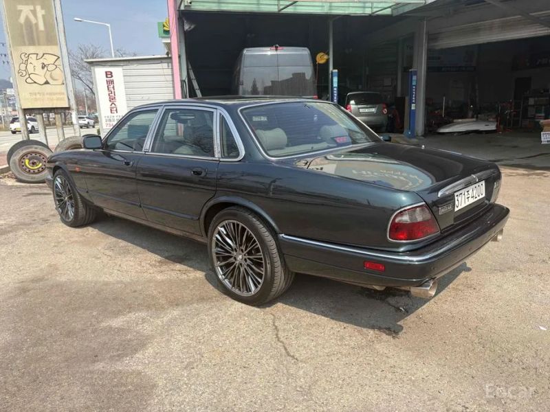 Jaguar XJ-6