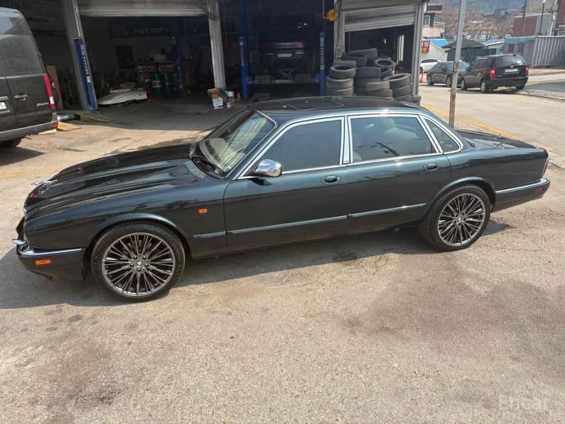Jaguar XJ-6