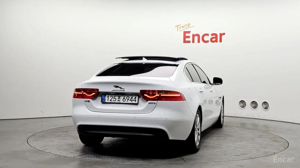 Jaguar XE