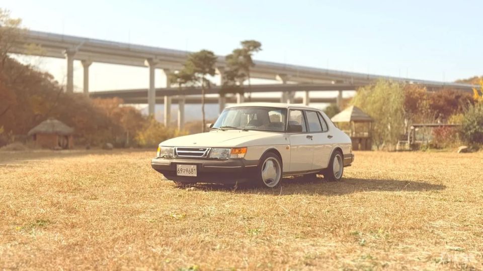 Saab 900