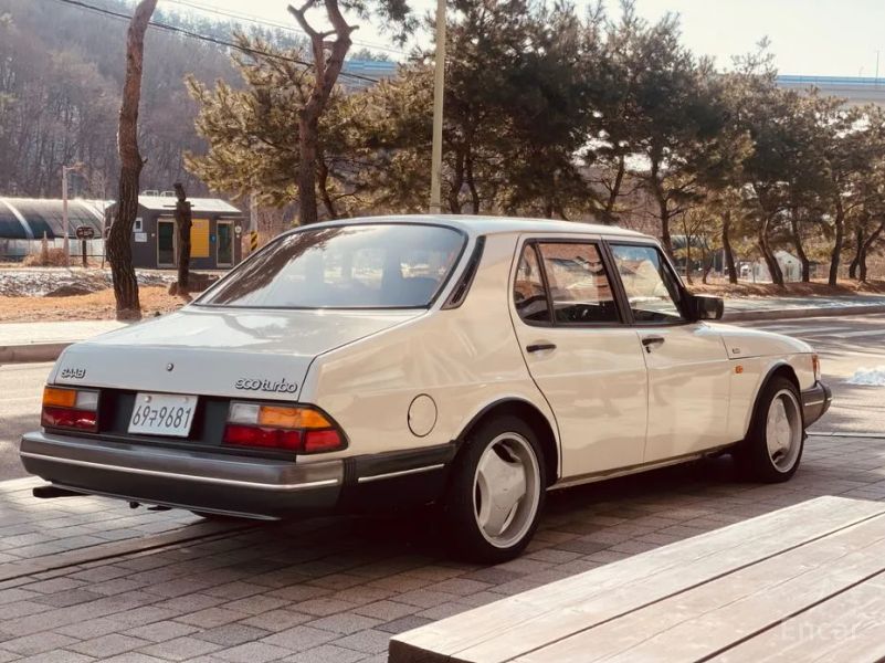 Saab 900