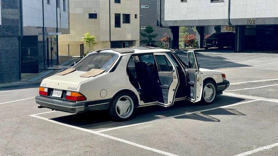 Saab 900