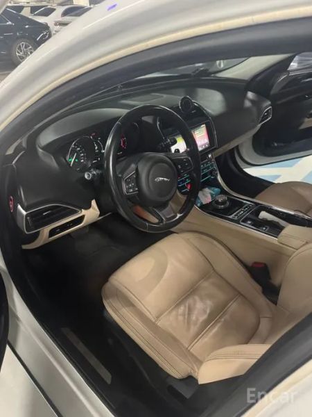 Jaguar XE