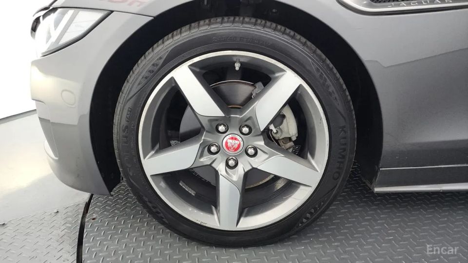 Jaguar XE