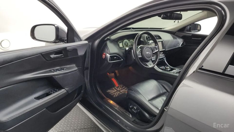 Jaguar XE