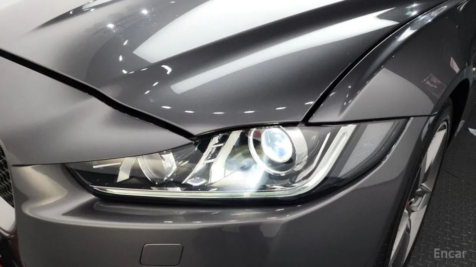 Jaguar XE