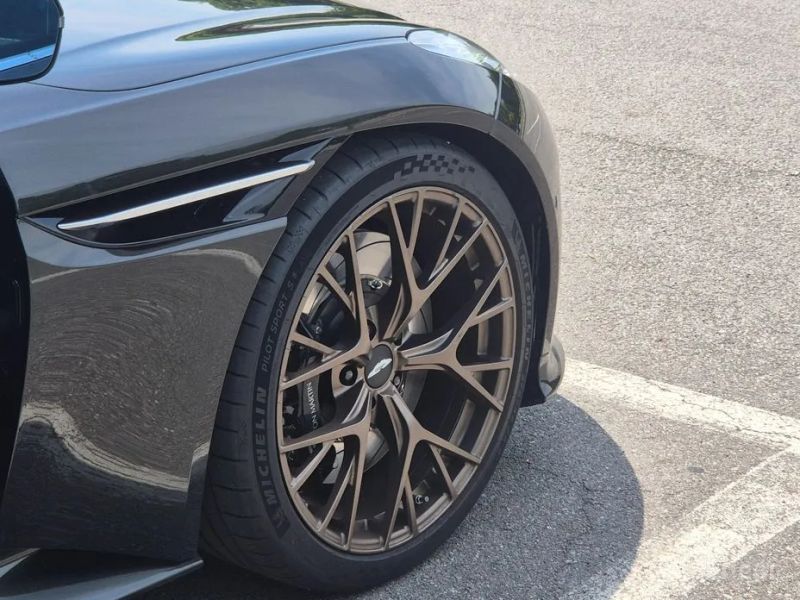 Astonmartin DB12