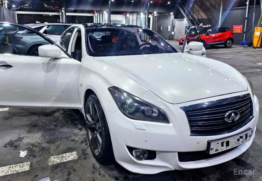Infiniti M
