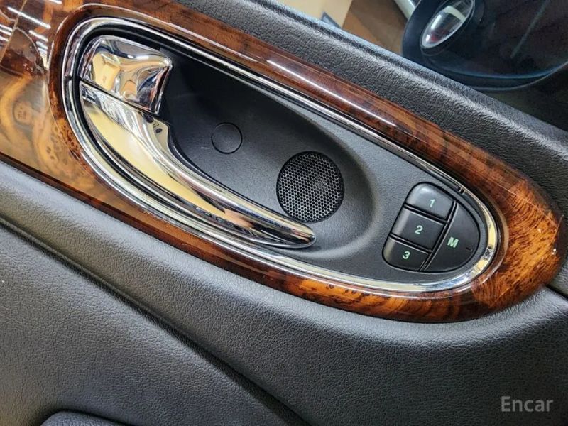 Jaguar XJ-6