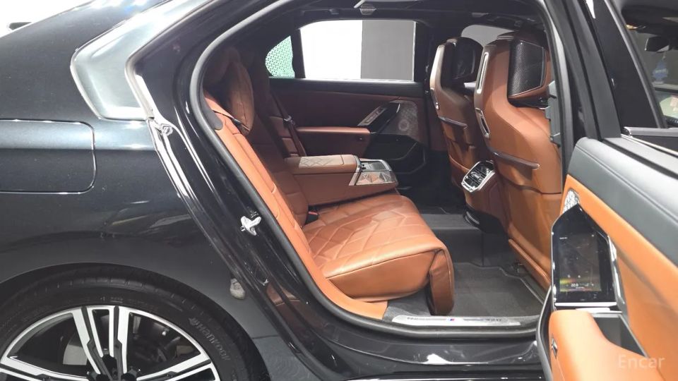 BMW i7