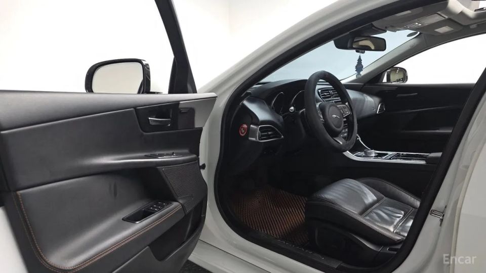 Jaguar XE