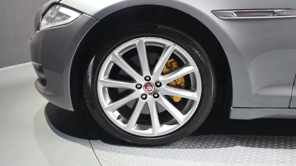 Jaguar XJ