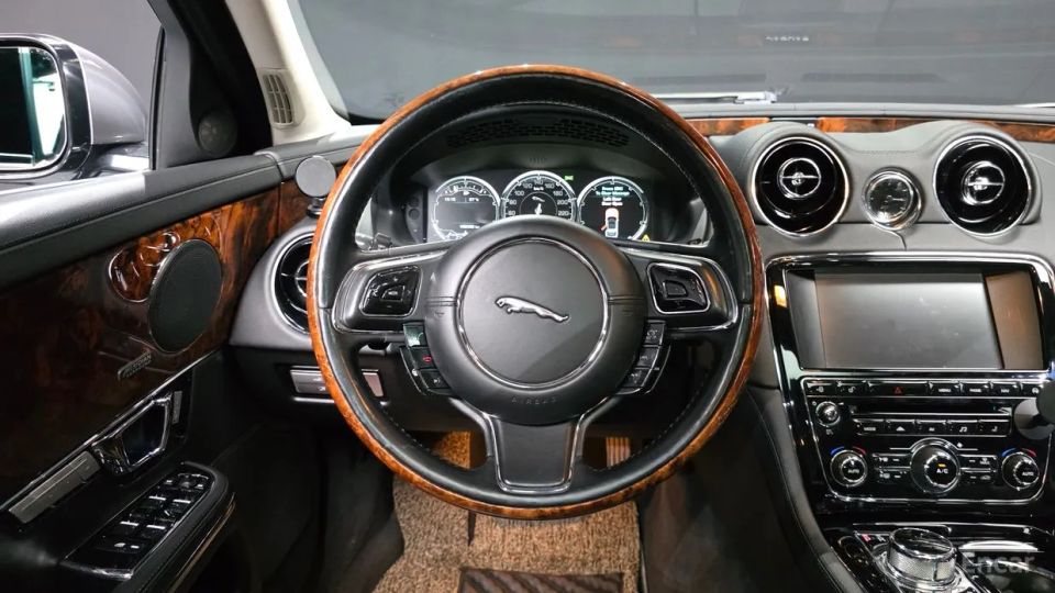Jaguar XJ