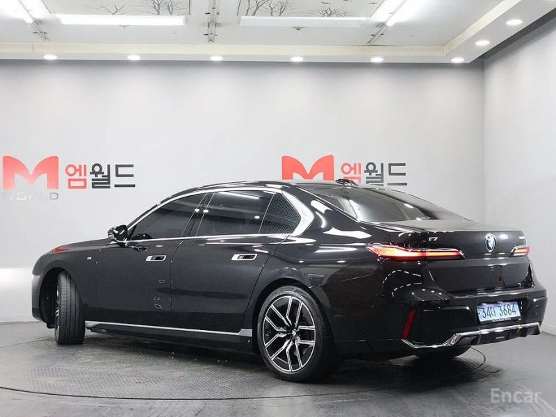 BMW i7