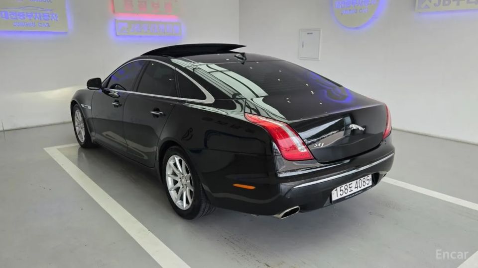 Jaguar XJ