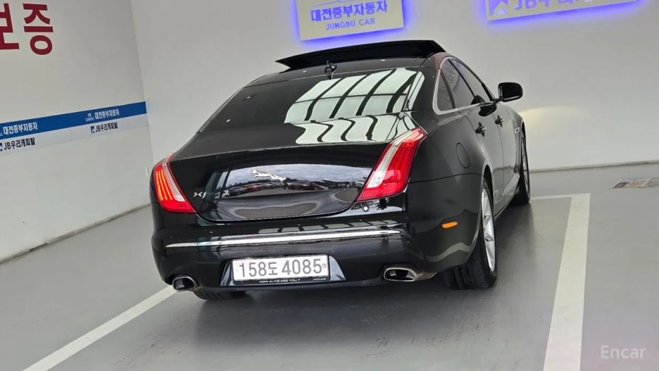 Jaguar XJ